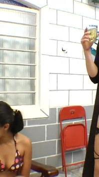 女同性恋小便吞下真正的巨人女主人和一升的小便
