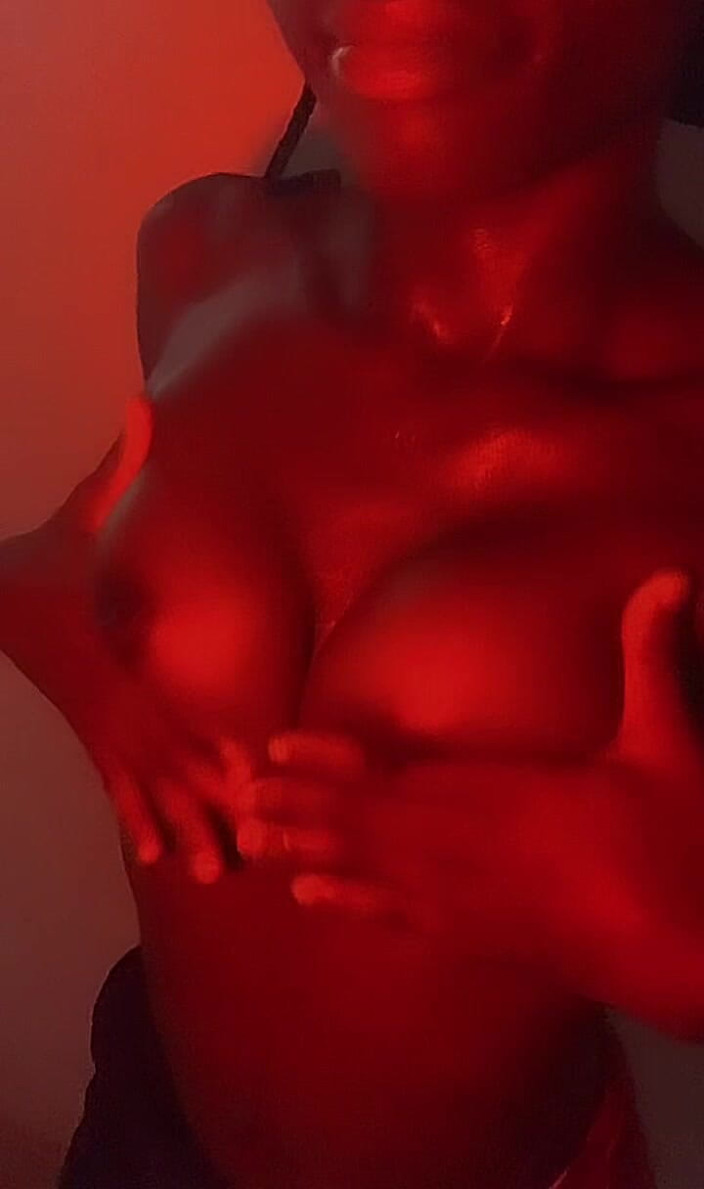 Browngurl234: Одна камера, одна танцовщица, бесконечное внимание browngurl234