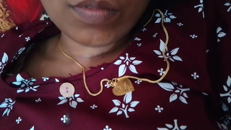 Skydreem1104: Istri tamil merangsang penis suaminya dengan kakinya di rumah