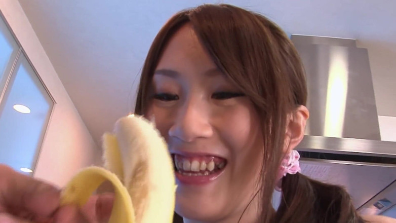 JAPAN IN LOVE: La ragazza giapponese tettona asiatica si masturba con un cetriolo...