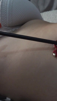 Ragazza Latina Gioca Con La Pancia E L'ombelico Con Le Dita E Poi Gioca Con Uno Spazzolino
