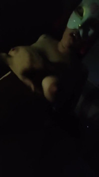 Giovane moglie si masturba con un vibratore fino all'orgasmo con pompino incluso