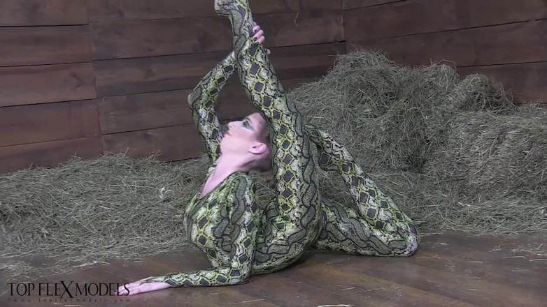 Flexilady: Flexible Spandex Beauty