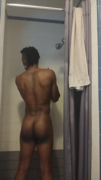 Il bagno sconfinato incontra il deepthroat urlo