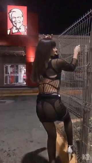 NATALIASTAR: Gadis sensual lagi buka baju di depan umum di depan...