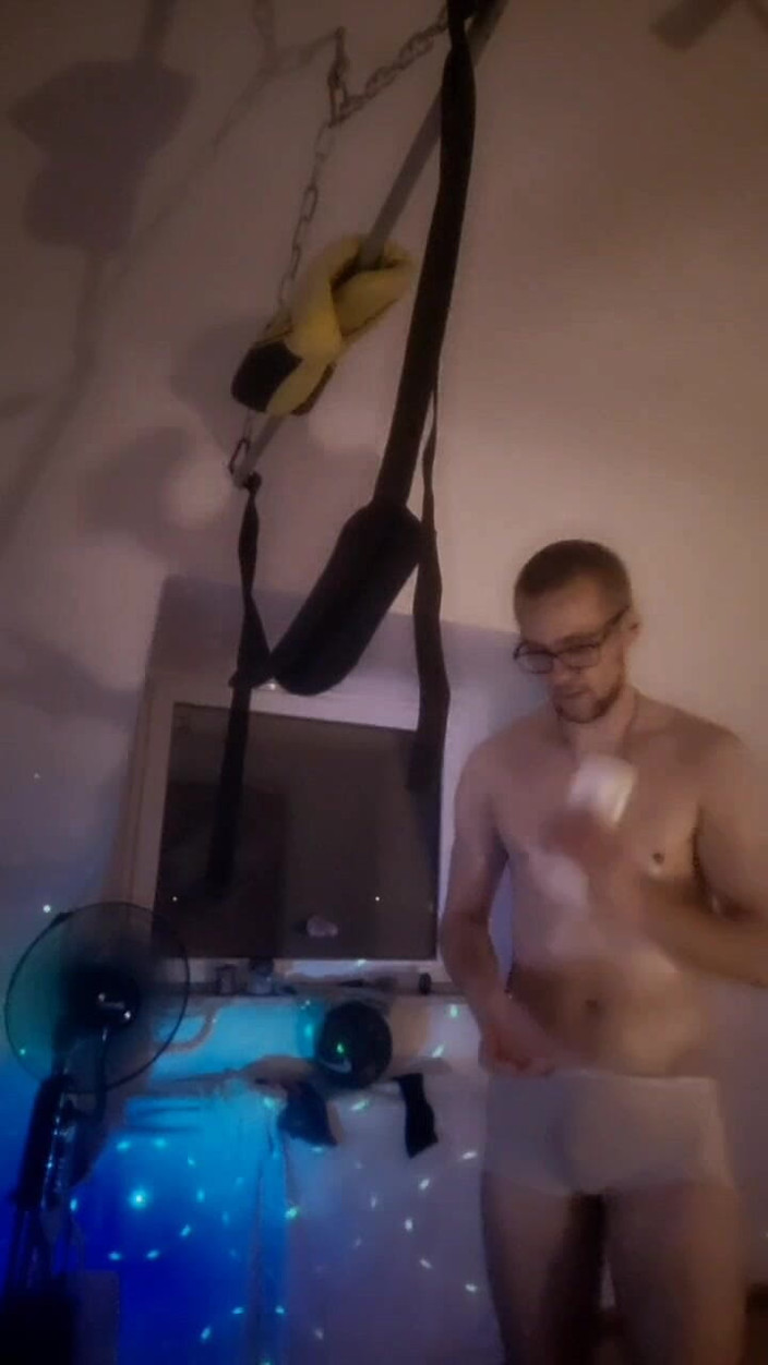 BoyGrenzenlos: Pás visící nad hlavou