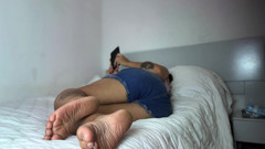 Cutiepiie Chubby: Ragazza formosa che si rilassa con un libro sul letto...