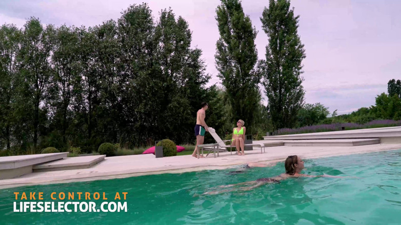 LifeSelector: Havuz partisi sakso pro Cherry genç kızla fantezi hareketine açık