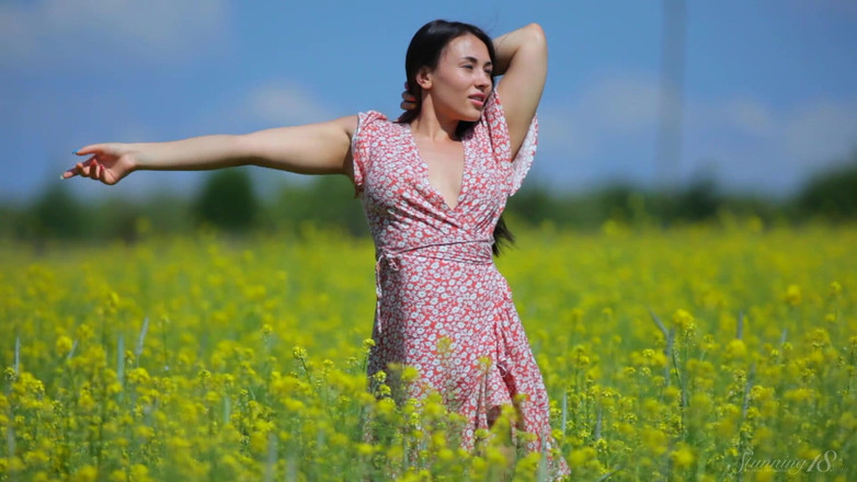 Stunning18: गर्मी में घास के मैदान पर