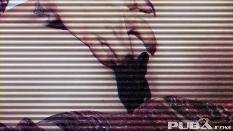 PUBA Solo: Romi Rainは彼女の猫が大好き
