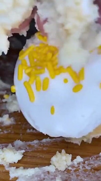 Ébano menina esmaga cupcakes com seus pés