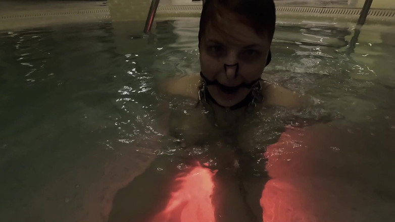 Elena917: Punizione bondage subacquea