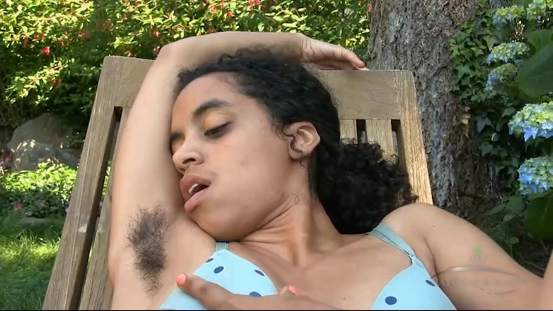 ATK Fans (Hairy): 这个可爱的毛茸茸的异国情调美女应该在外面看到