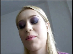 Dangerous Teens: Blondine mit tollen titten liegt auf dem bett, um flachgelegt...