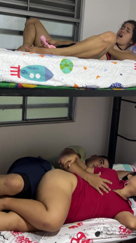 Mi hermanastra se pone caliente escuchándome follando