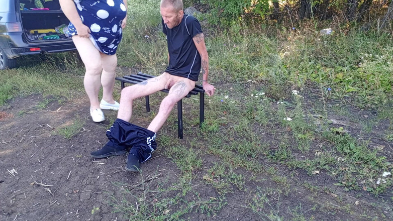 Zona901: Stiefmutter in einem park wichst meinen schwanz ab, bis ich...