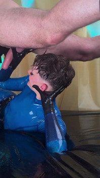 Uvnitř tréninku 28: Modrý latexový kočičí oblek, zavěšení, fisting a pegging v extrémním žáru