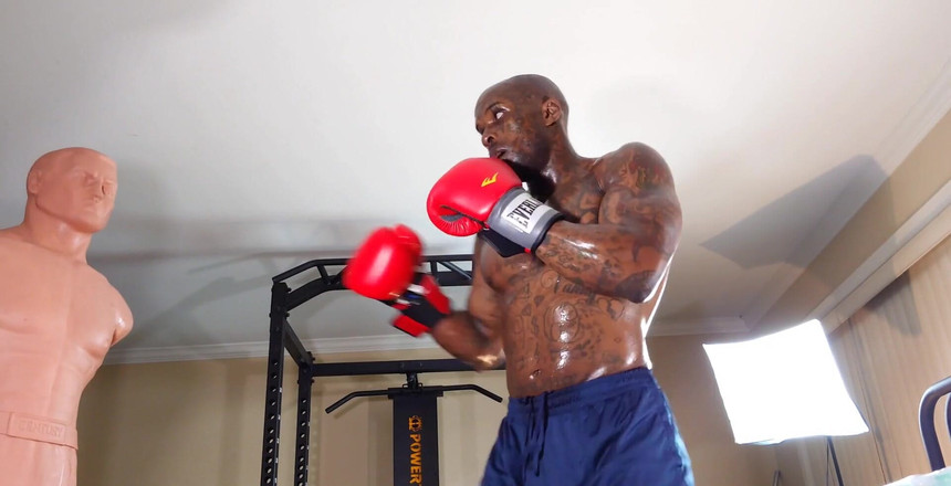 Hallelujah Johnson: ボクシングのワークアウト バランストレーニングプログラムを開発するときは、安全で漸進的な増加を強調します