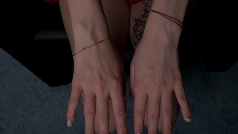 Eva Deva: Feticismo di mani e vene, Ti piacciono le mie vene...