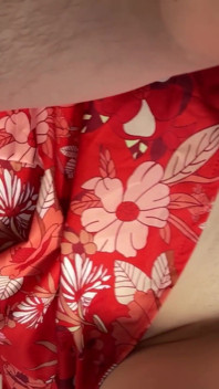Chồng cọ xát âm vật sưng lên của tôi với con cu cứng của anh ấy trước khi anh ấy thâm nhập vào âm hộ của tôi. Cận cảnh.