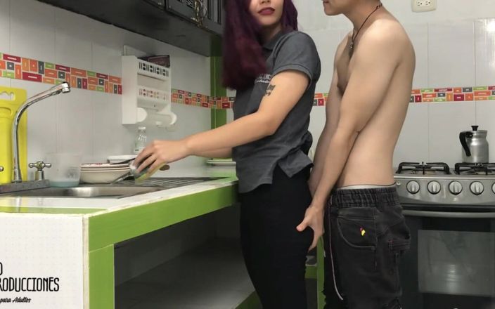 MAFELAGO: 내 의붓아빠가 부엌에서 내게 주는 무슨 좋은 섹스