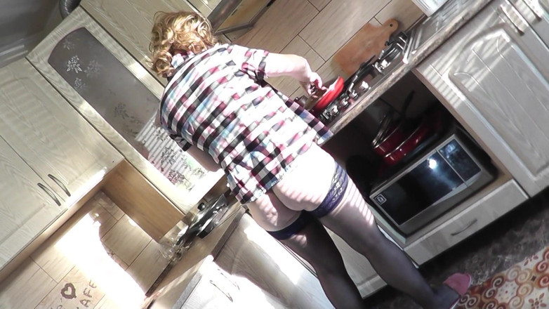 XXX-Platinum: Memasak bogel. Ibu tiri seksi MILF tanpa seluar dalam dan...
