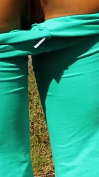 Amateur latina brunette cameltoe buitenshuis