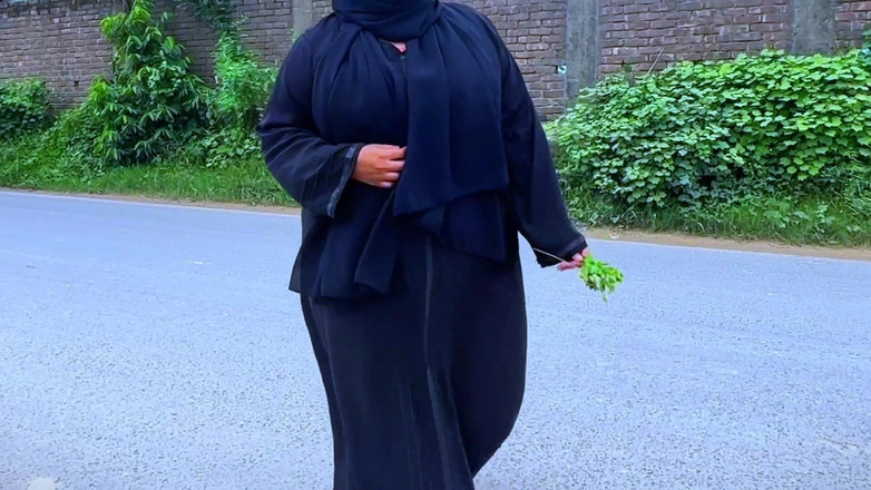 Aria Mia: Mẹ kế nóng bỏng Ả Rập bị nứng sau khi đi từ đường...