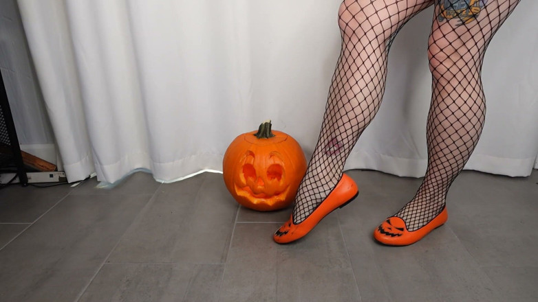 Deanna deadly: Flex otot betis dalam fishnets-flat balet oranye tema halloween