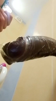 Hluboká anální penetrace s velkým vibrátorem