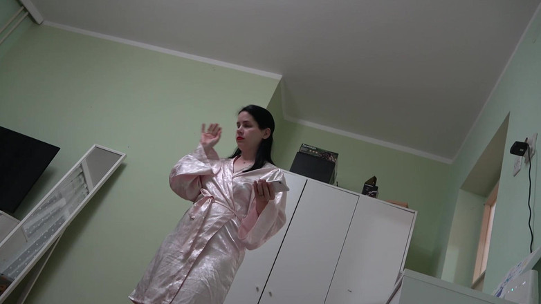 Anna Sky: Pompino arrapante della gigantessa anna e umiliazione di un piccolo...