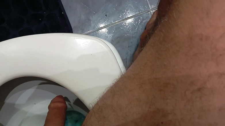 Elvissc: Pria mesum ini pamer kontolnya yang lembek dan telan spermanya...