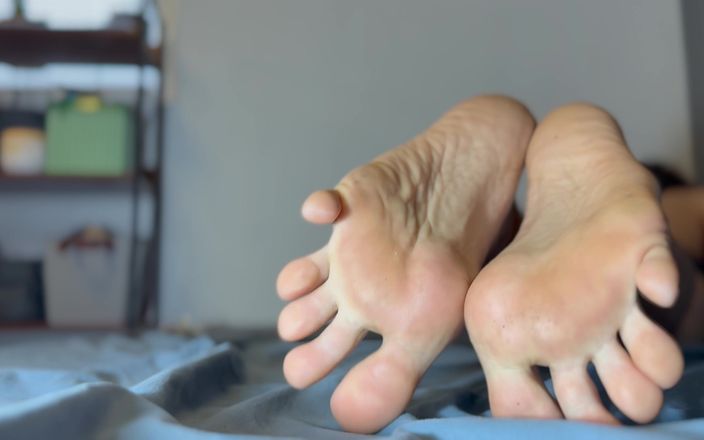 Fem Bi: Pieds uniquement