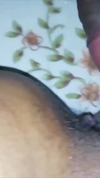 Istri sahabatku minta aku fingering memeknya