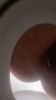 Voyeur O Escravo De Banheiro Olhando Bellealiz Fazendo Xixi E Soltando Pum.