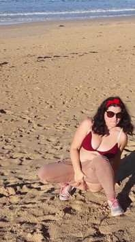 Mujer meando en una playa pública mientras no hay nadie