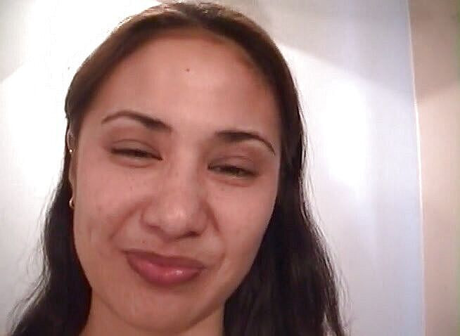 Alfacontent: Сука з маленькими цицьками відтрахана глибоко на її ліжку