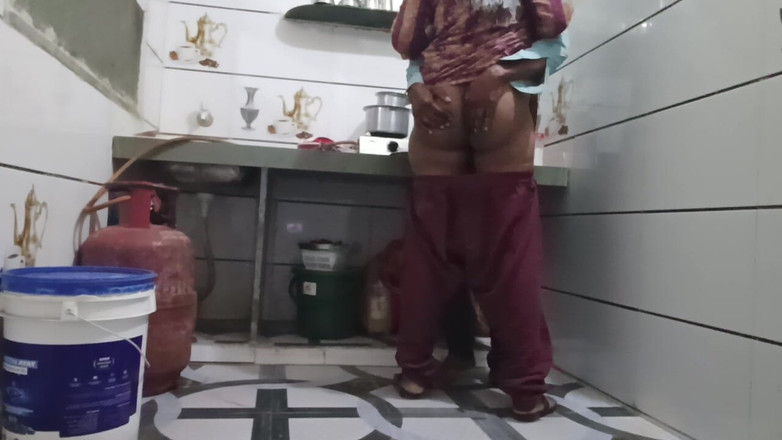 Bhabhi UP: Jiran pertama kali memasuki dapur