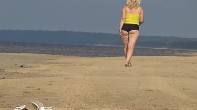 RedRoseRus: Велика дупа в міні-шортах — прогулянка пляжем.