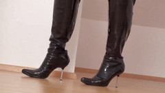 Foot Girls: Una miLF tettona bionda prova delle scarpe