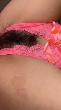 Langsamer fick von behaarter asiatischer teen-muschi - Nahaufnahme, ouvert-höschen- necken fick - Hände frei auf busch - interracial amateur-paar