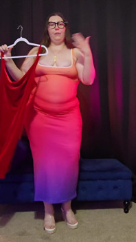 丰满的胖美女试穿裙子和高跟鞋曲线加上尺寸试穿
