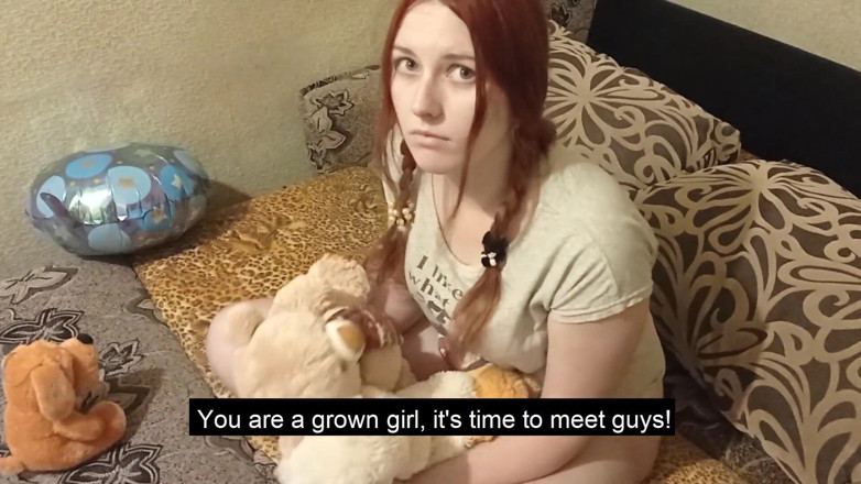 SweetAndFlow: Tatăl vitreg își învață fata sexul