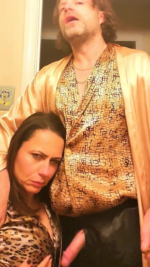 Satin Fetish King: Glänzendes gold, sinnlicher satin bläst und fickt mit reifer brünetter