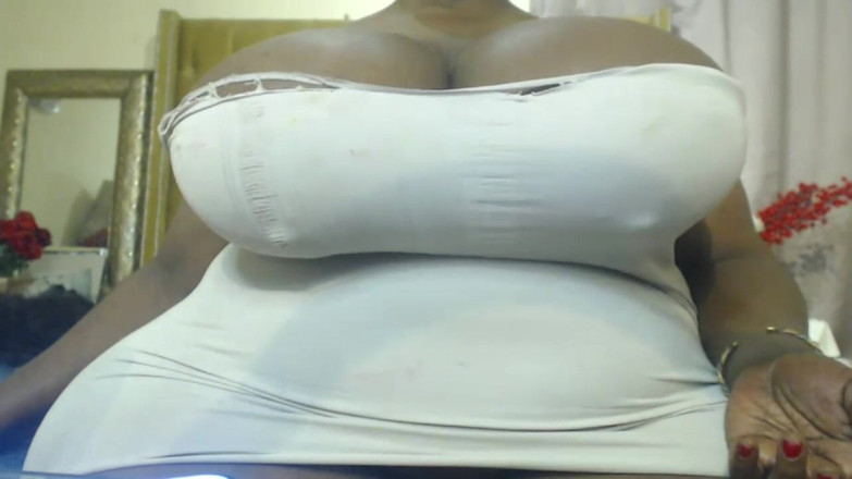 Legendary Booty Overdose: Une MILF à forte poitrine fait rebondir ses seins