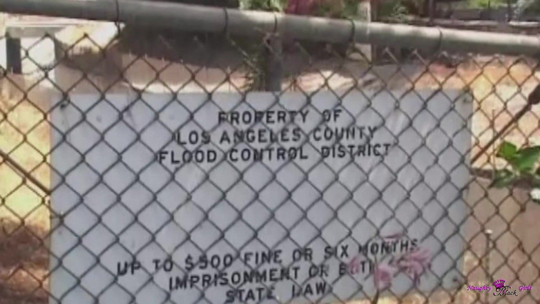 Naughty Black Girls: Dua gadis kulit hitam bergiliran mendapatkan sepotong kontol untuk anal