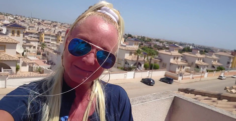 Natalie K: 在这个肮脏的周日自拍中，我把我的奶子拿出来，穿着蓝色内裤在户外玩弄我的阴户