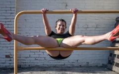 Tante seksi dengan pantat bahenol lagi asik eksibisian di luar ruangan