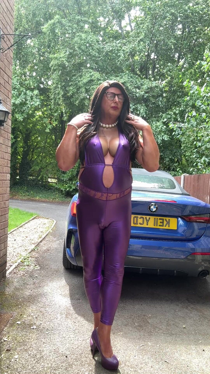 Kelly CD 2022: 보라색 Pvc Catsuit과 발 뒤꿈치의 섹시한 크로스드레서 Kellycd2022