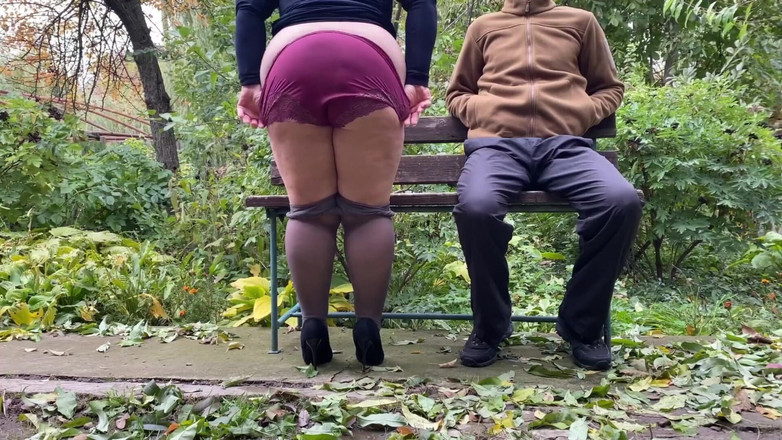 OurFetishLife: 我喜欢看继母尿尿